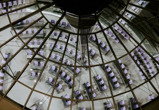 Blick von der Kuppel des Bundestages in den Plenarsaal